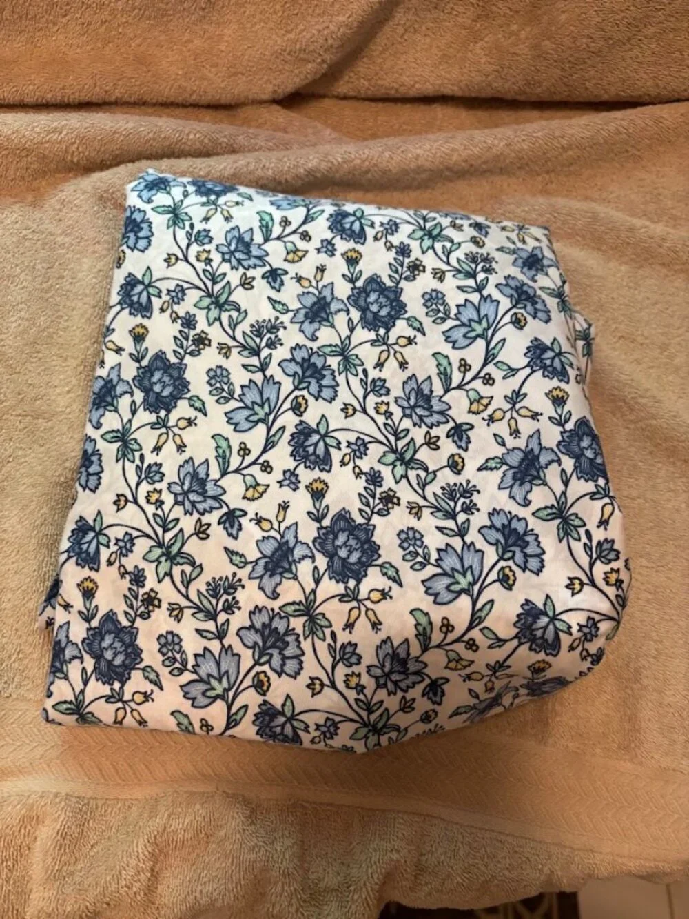 NWOT Set of 4 Queen Flat Multicolor Sheets (Microfiber & Polyester)